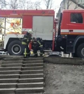 У Запоріжжі з палаючої багатоповерхівки врятували жінку - фото