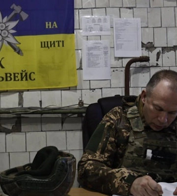 Генерал Сирський обговорив з військовими тактику відбиття атак військ РФ на Донбасі