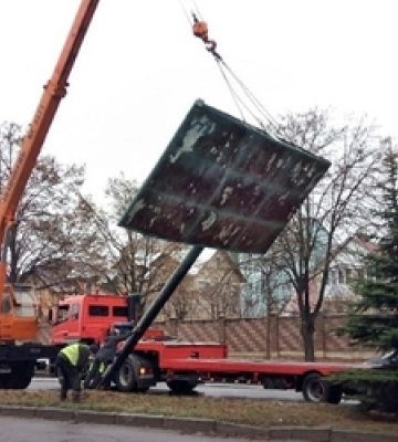У Луцьку демонтовують білборди: показали, які де  це відбувається (відео)