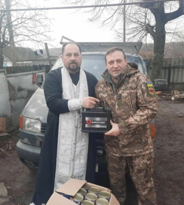 Винницкий священник УПЦ доставил гумпомощь на ВСУ на передовую