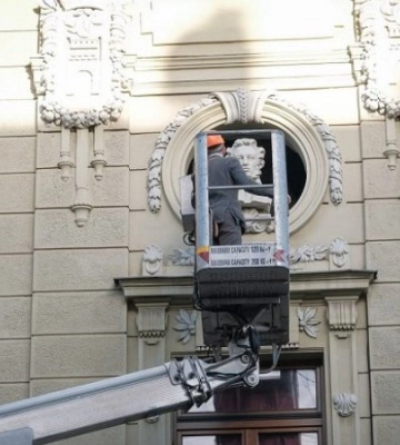 З фасаду театру в Чернівцях демонтували бюст Пушкіна