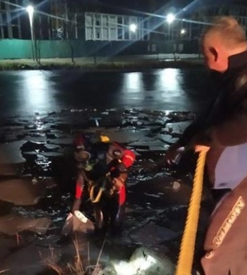 Пішов під кригу: вночі у Львові з озера підняли тіло чоловіка