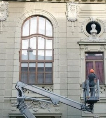 С фасада театра в Черновцах демонтировали бюст Пушкина. ФОТО