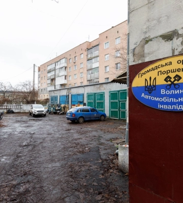 Механік з Луцька безоплатно ремонтує автомобілі для ЗСУ