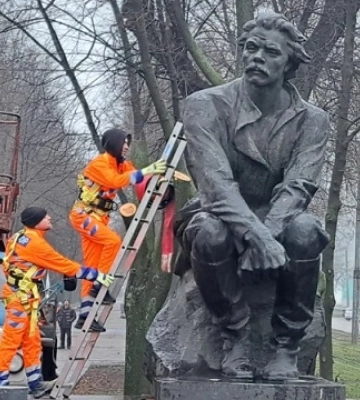 У Дніпрі демонтували російський та радянський пам’ятники Горькому і Чкалову