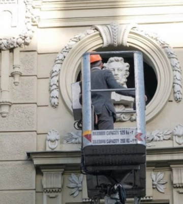 З фасаду театру в Чернівцях демонтували бюст Пушкіна