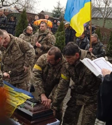 На Рівненщині попрощалися з Героєм, який загинув у Бахмуті￼