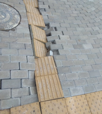 Скандальну бруківку у Рівному уже переклали?