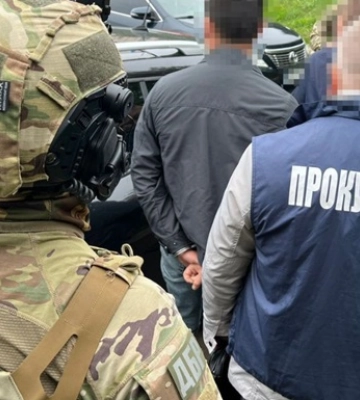 Львовский таможенник требовал взятку за перевозку золотых слитков
