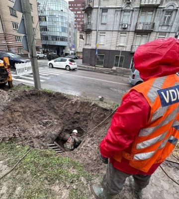 Під дощем і по коліна в багнюці: у Дніпрі комунальники ліквідували аварію, не відключаючи воду