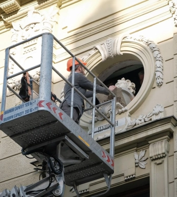 З фасаду театру в Чернівцях демонтували бюст Пушкіна
