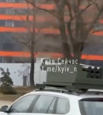 У Києві помітили унікальне авто з конструкцію у вигляді HIMARS