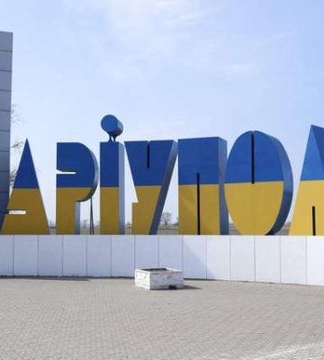 У Маріуполі окупанти влетіли на тротуар, збили літню людину і розтрощили кіоск: все безкарно