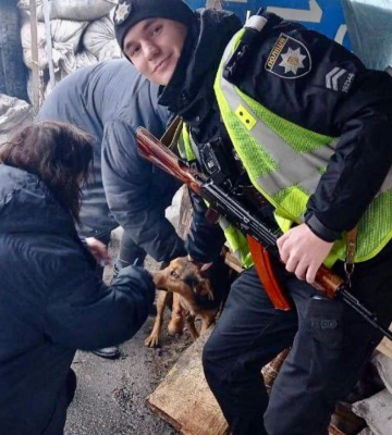 Волинські патрульні врятували пса, який несе службу на блокпості