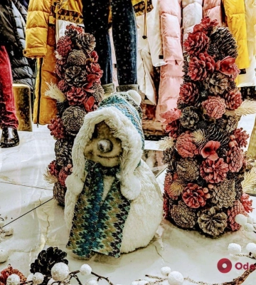 Немного праздника: одесские витрины украсили к Новому году (фоторепортаж)