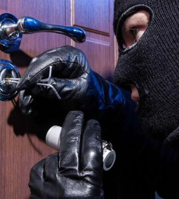 Обікрали 10 квартир: у Дніпропетровській області спіймали двох квартирних злодіїв