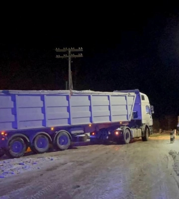 На Волині через ожеледицю вантажівка злетіла з дороги