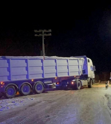 На Волині через ожеледицю знесло з дороги вантажівку