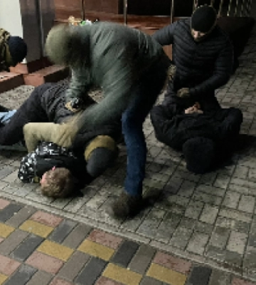 Пограбували людину під погрозою ножа та пістолету: у Сумах затримано озброєних розбійників