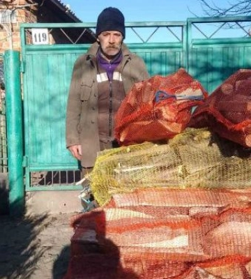 Мешканці нескореного міста Запорізької області отримали буржуйки та дрова для обігріву