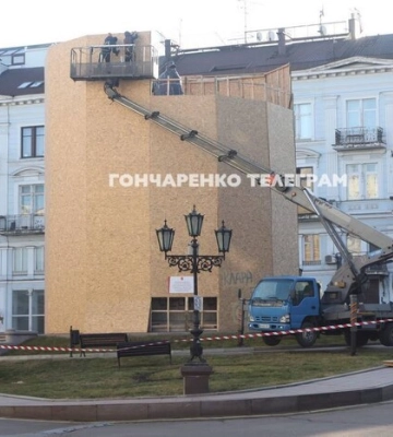 Одеса: біля пам’ятника Катерині ІІ зібралися комунальники та поліція (фото, відео)