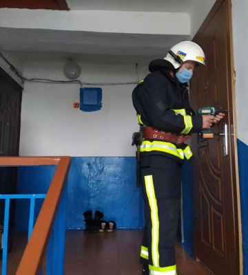 Рятувальники двічі відчиняли двері помешкань, щоб допомогти рівнянам