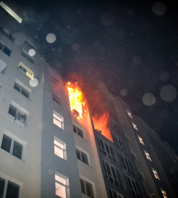Вночі у Львові в 9-ти поверховому будинку спалахнула масштабна пожежа