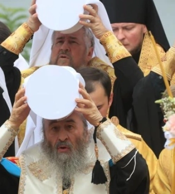 Чернівецька облрада просить керівництво держави заборонити УПЦ МП