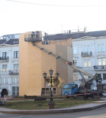 В Одесі почали демонтувати пам&#039;ятник Катерині ІІ (ФОТО, ВІДЕО)