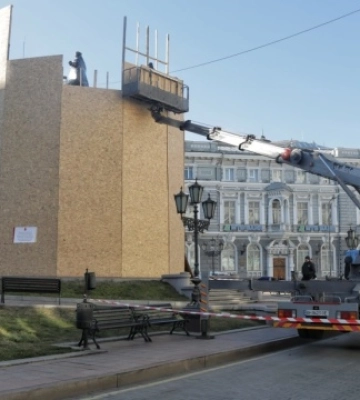 Одеські комунальники почали демонтаж огорожі довкола пам&#039;ятника Катерині ІІ