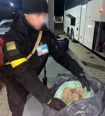 На Одещині запобігли вивезенню бурштину з України