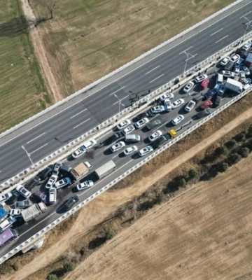 У Китаї на трасі зіткнулися понад 200 авто (фото, відео)