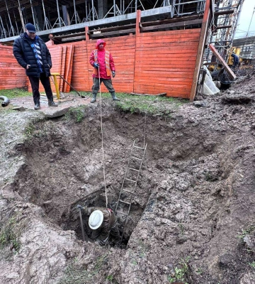 У Дніпрі комунальники під дощем ліквідували аварію, не відключаючи воду