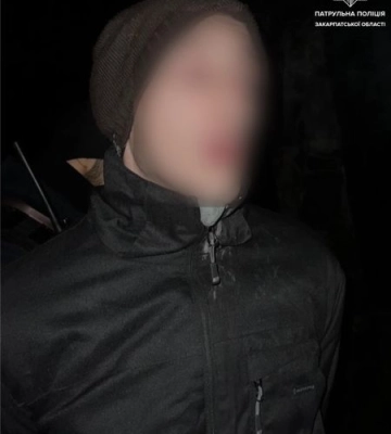 В Ужгороді затримали чоловіка, який розбив вікно та, ймовірно, намагався вчинити злочин