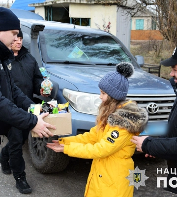 Діти з деокупованих громад Донеччини отримали новорічні подарунки від поліцейських