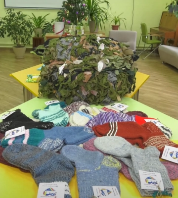 У Полтаві працівники бібліотеки виготовляють маскувальні сітки, білизну та шкарпетки для військових