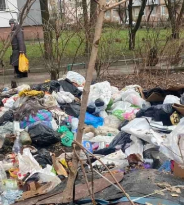 У Рівному жінка влаштувала сміттєзвалище біля багатоповерхівки