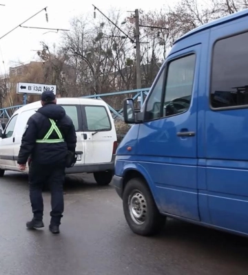 50-60 порушників вдень: як інспектори МунВарти штрафують водіїв (ВІДЕО)