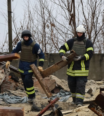 У Балаклії бійці ДСНС розбирають завали знищених росіянами будівель 
