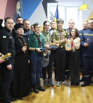 Волинським рятувальникам передали Вифлеємський вогонь миру 