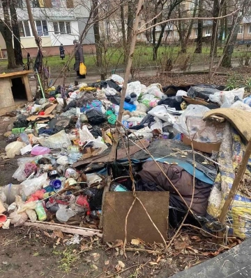 &quot;Кружляв&quot; та ледь не потрапив під тролейбус: у Рівному камери зафіксували горе-велосипедиста