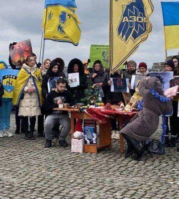 Між новорічним святкуванням і полоном. У Дніпрі рідні бійців &quot;Азовсталі&quot; провели мирну акцію
