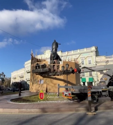 В Одессе начали демонтировать памятник Екатерине II