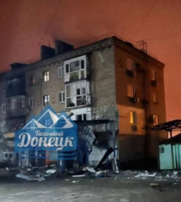 Снаряд повредил жилой дом и здание магазина в Донецке