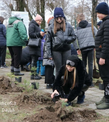 У парку «Новокодацький» діти разом з дорослими висадили ялинки в рамках проєкту «Здай макулатуру – подаруй новорічне диво дітям!»