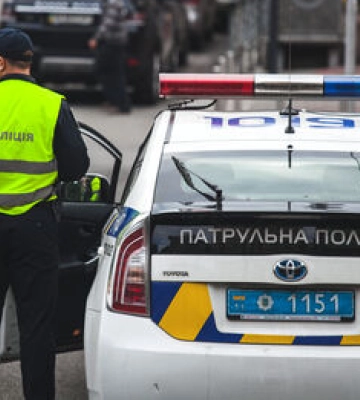 Була розгубленою та з синцями: у Луцьку патрульні допомогли бабусі