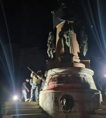 З&#039;явилося відео знесення пам&#039;ятника Катерині II