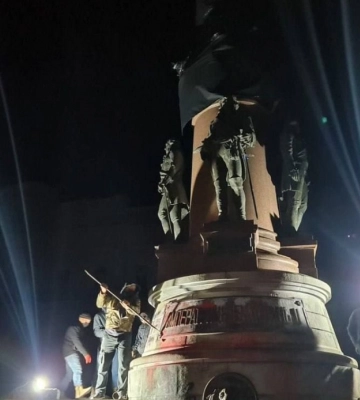 В Одесі розпочали демонтаж пам&#039;ятників Катерині II та Суворову