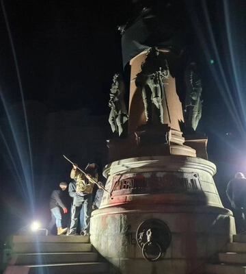 В Одесі демонтували пам&#039;ятник Суворову, продовжується знесення пам&#039;ятника Катерині II