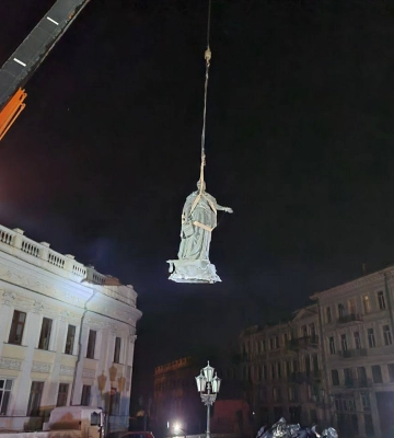 В Одесі знесли пам&#039;ятники Катерині ІІ та Суворову (ФОТО)